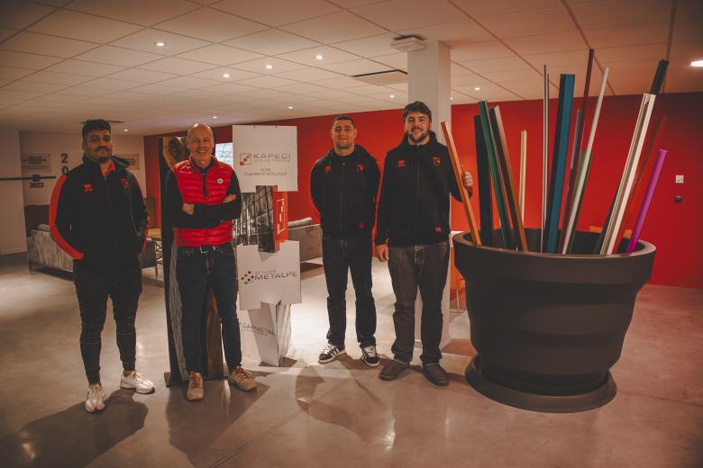 Joueur d'Oyonnax Rugby s'essayant à la soudure dans l'atelier KAPECI Acier