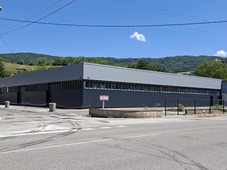 après rénovation bâtiment industriel Torcieu