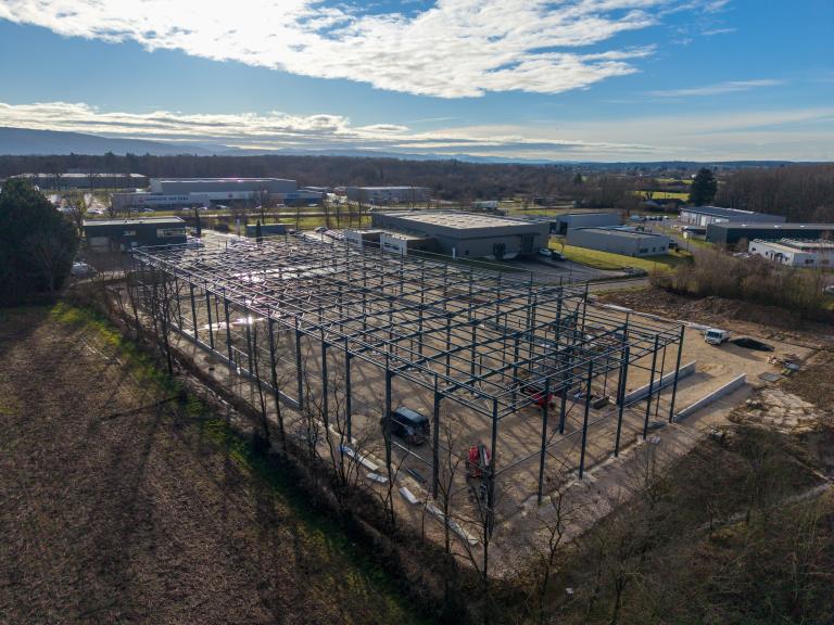 Bâtiment production et stockage ossature acier en cours
