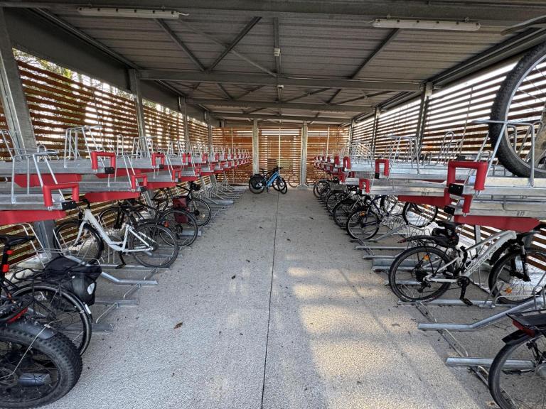 Aménagement extérieur parking CERN abris vélos modernes