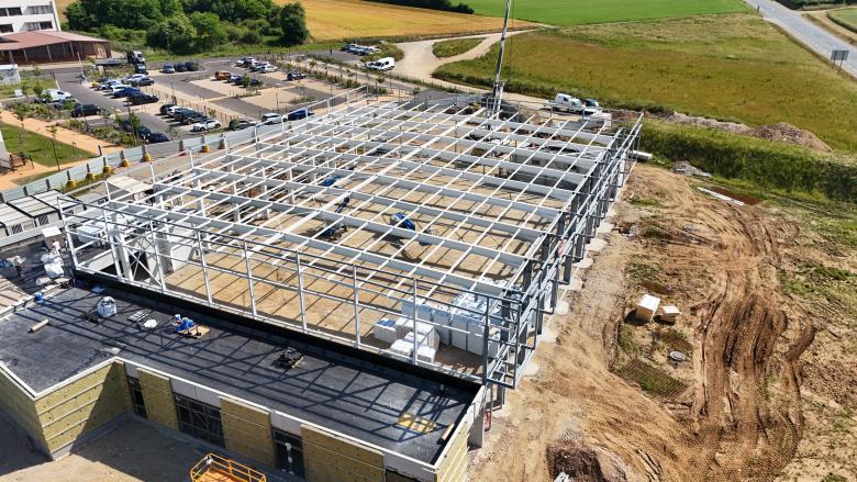 Structure acier grande portée bâtiment sportif