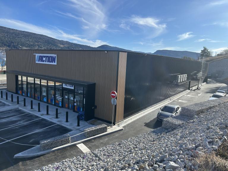 Charpente métallique bâtiment commercial ACTION Arbent Ain 1300 m²
