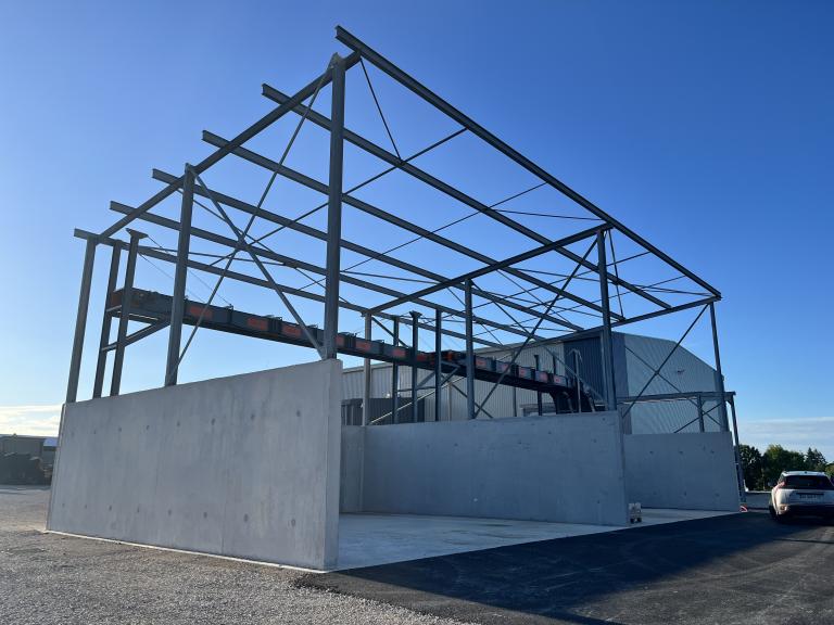 Montage des structures d'une scierie industrielle
