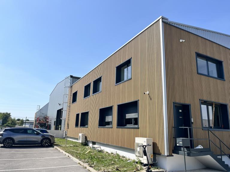 façade rénové bâtiment logistique saint léonard