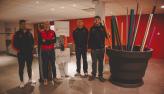Joueur d'Oyonnax Rugby s'essayant à la soudure dans l'atelier KAPECI Acier