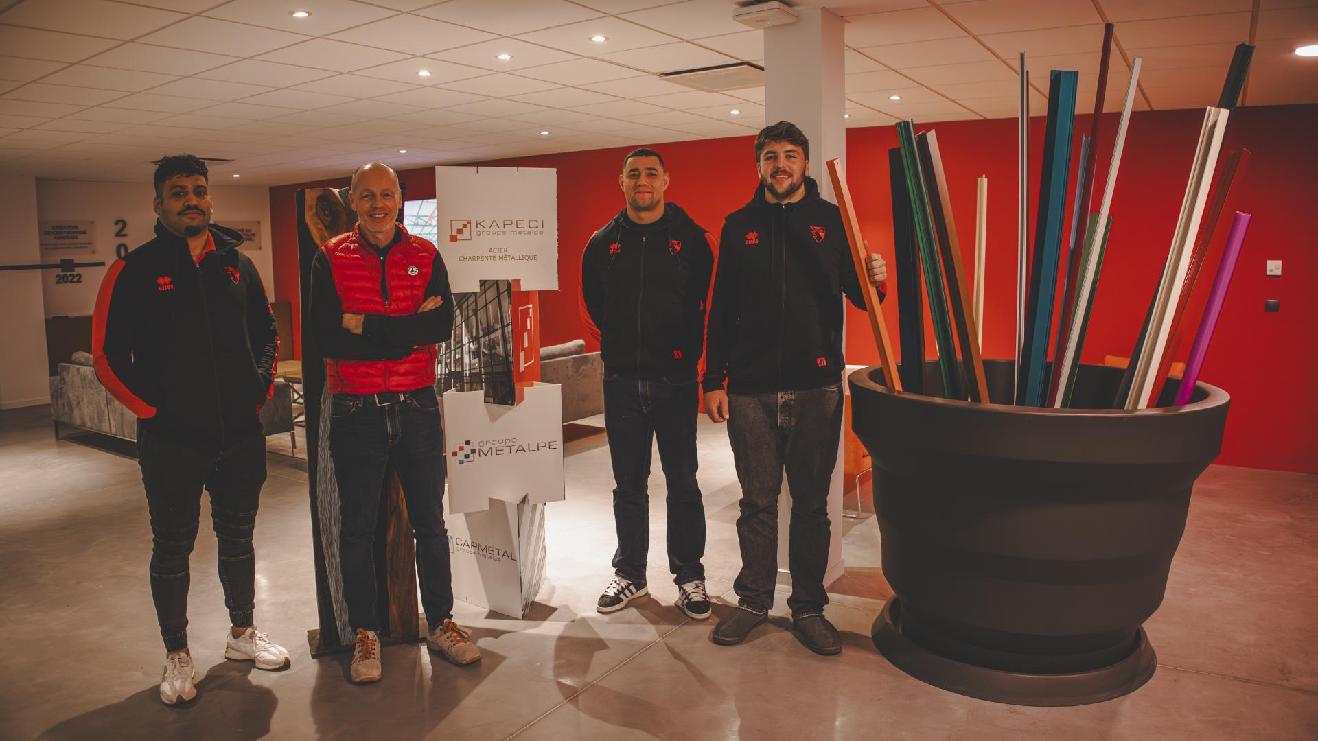 Joueurs d'Oyonnax Rugby en visite dans les ateliers KAPECI Acier à Port