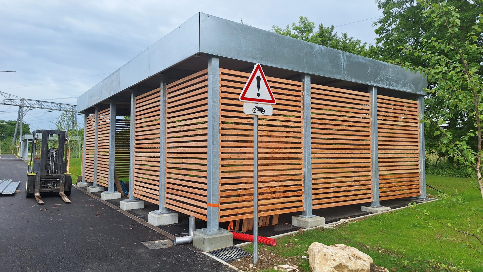 Structure acier abris vélos CERN intégration paysagère