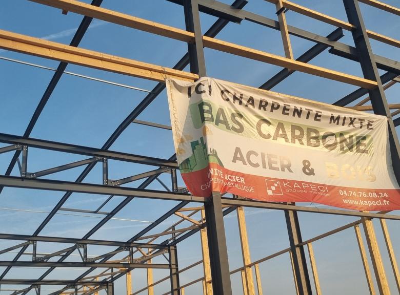 Structure mixte acier bois réalisée par KAPECI Acier pour un bâtiment industriel Panattoni secteur aéroport Lyon