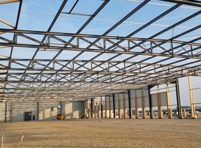 Montage de charpente métallique de grande portée par KAPECI Acier sur un site logistique proche de l’aéroport de Lyon