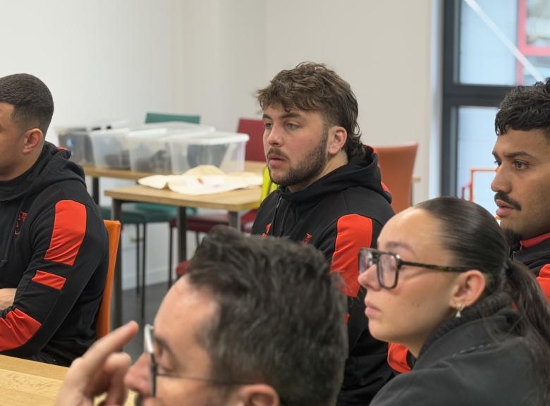 Joueur d'Oyonnax Rugby s'essayant à la soudure dans l'atelier KAPECI Acier