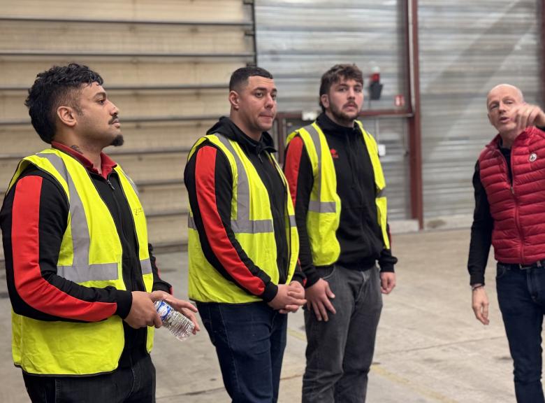 Cyriac Guilly, Karim Qadiri et Peniami Narisia découvrent la fabrication de charpente métallique