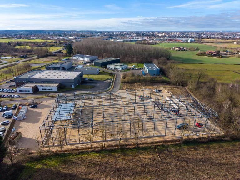 Charpente acier bâtiment logistique et bureaux intégrés
