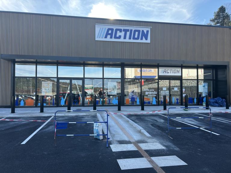 Charpente acier bâtiment grande distribution Arbent