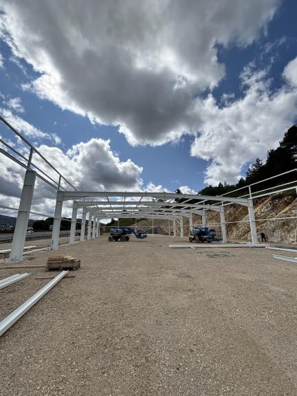 Chantier charpente métallique bâtiment 1300 m² commerce