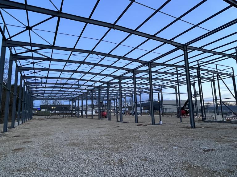 Chantier mixte stockage ateliers bureaux structure acier