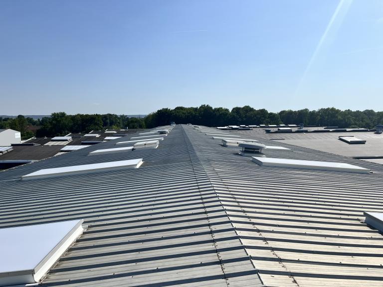 toiture rénovée bâtiment logistique saint léonard