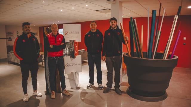 Joueurs d'Oyonnax Rugby en visite dans les ateliers KAPECI Acier à Port