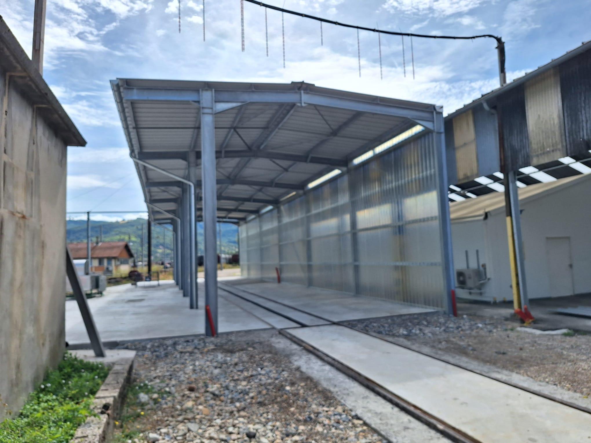Construction tunnel lavage site ferroviaire actif